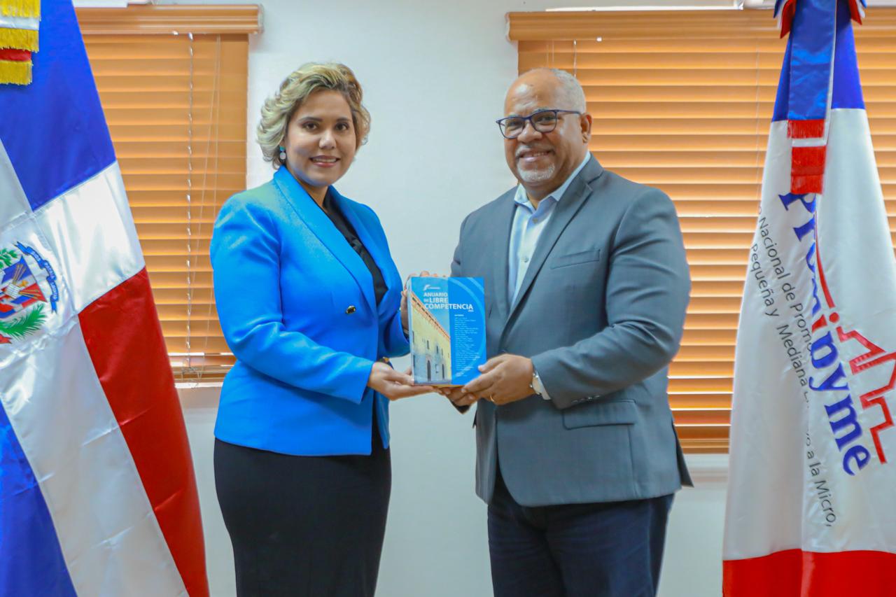 Director  Promipyme recibe Anuario de Procompetencia 2023